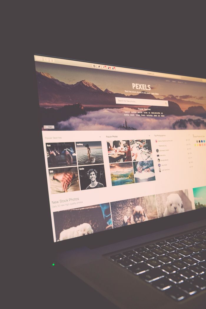 Écran d’ordinateur portable affichant le site Pexels, idéal pour répondre aux besoins en photos de stock.